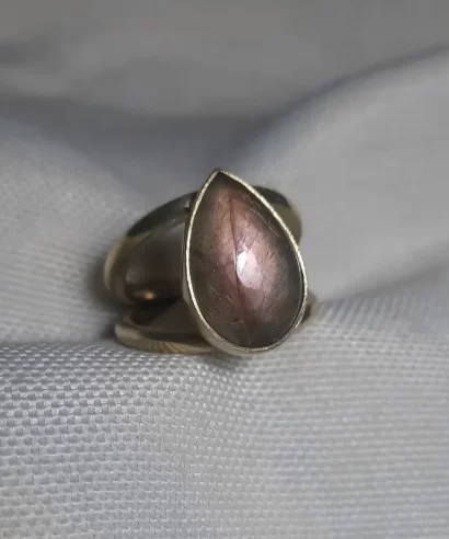 anillo labradorita rosada con doble aro