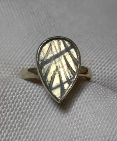 anillo labradorita tallada en forma de hoja