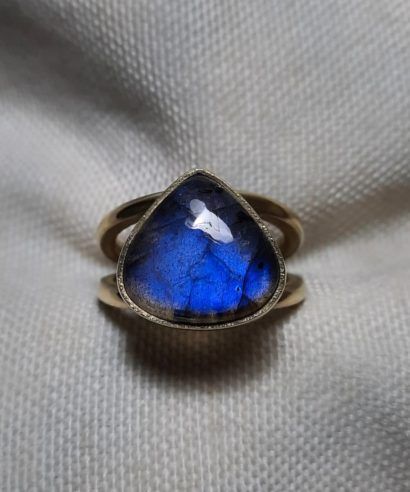 Anillo labradorita azul